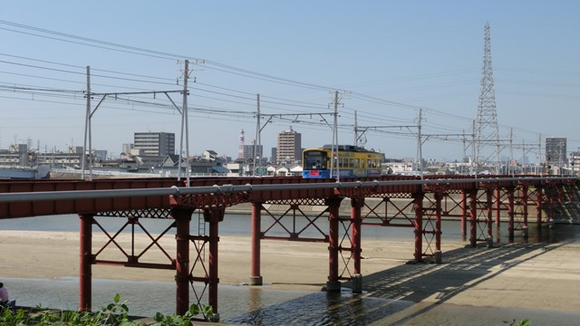 藤田八束と可愛い阪堺電車、陸橋を走る阪堺電車、陸橋とちんちん電車、橋下徹代表阪堺電車に乗ってみて_d0181492_20382572.jpg