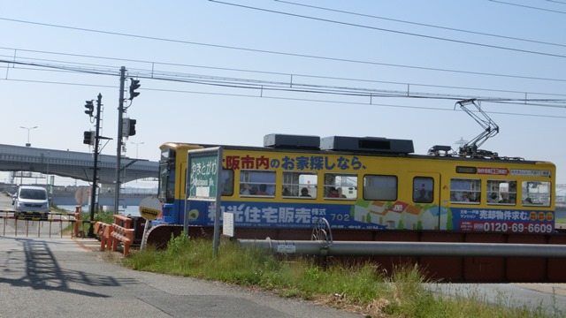 藤田八束と可愛い阪堺電車、陸橋を走る阪堺電車、陸橋とちんちん電車、橋下徹代表阪堺電車に乗ってみて_d0181492_20384073.jpg