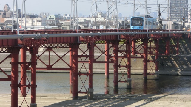 藤田八束と可愛い阪堺電車、陸橋を走る阪堺電車、陸橋とちんちん電車、橋下徹代表阪堺電車に乗ってみて_d0181492_2039509.jpg