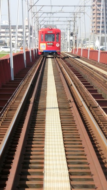 藤田八束と可愛い阪堺電車、陸橋を走る阪堺電車、陸橋とちんちん電車、橋下徹代表阪堺電車に乗ってみて_d0181492_2039933.jpg