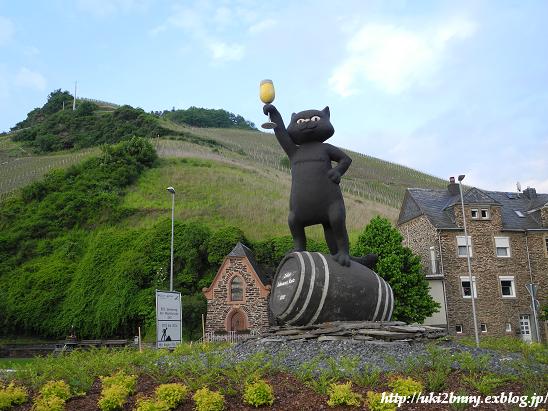 黒猫ワインの村で出会った・・・ク・ロ・ネ・コちゃん : うきうき