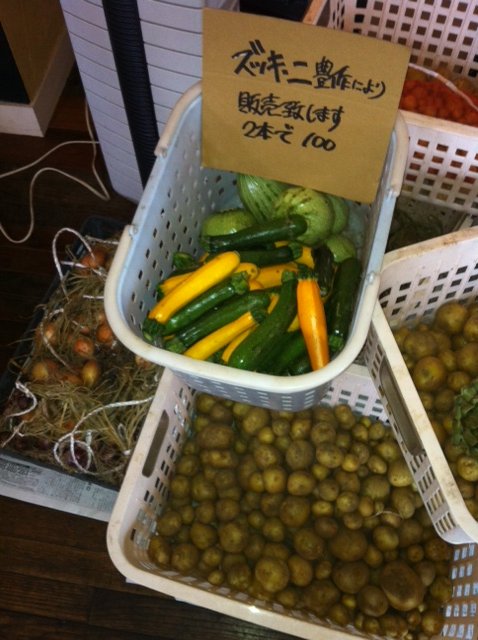 キタアカリ最後の畝の芋ほり・・ズッキーニは豊作により　今日も店内で販売します_c0222448_15192818.jpg