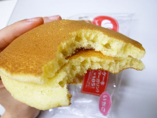 もちっとホットケーキ(いちごジャム&マーガリン)@ファミマ_c0152767_22383017.jpg