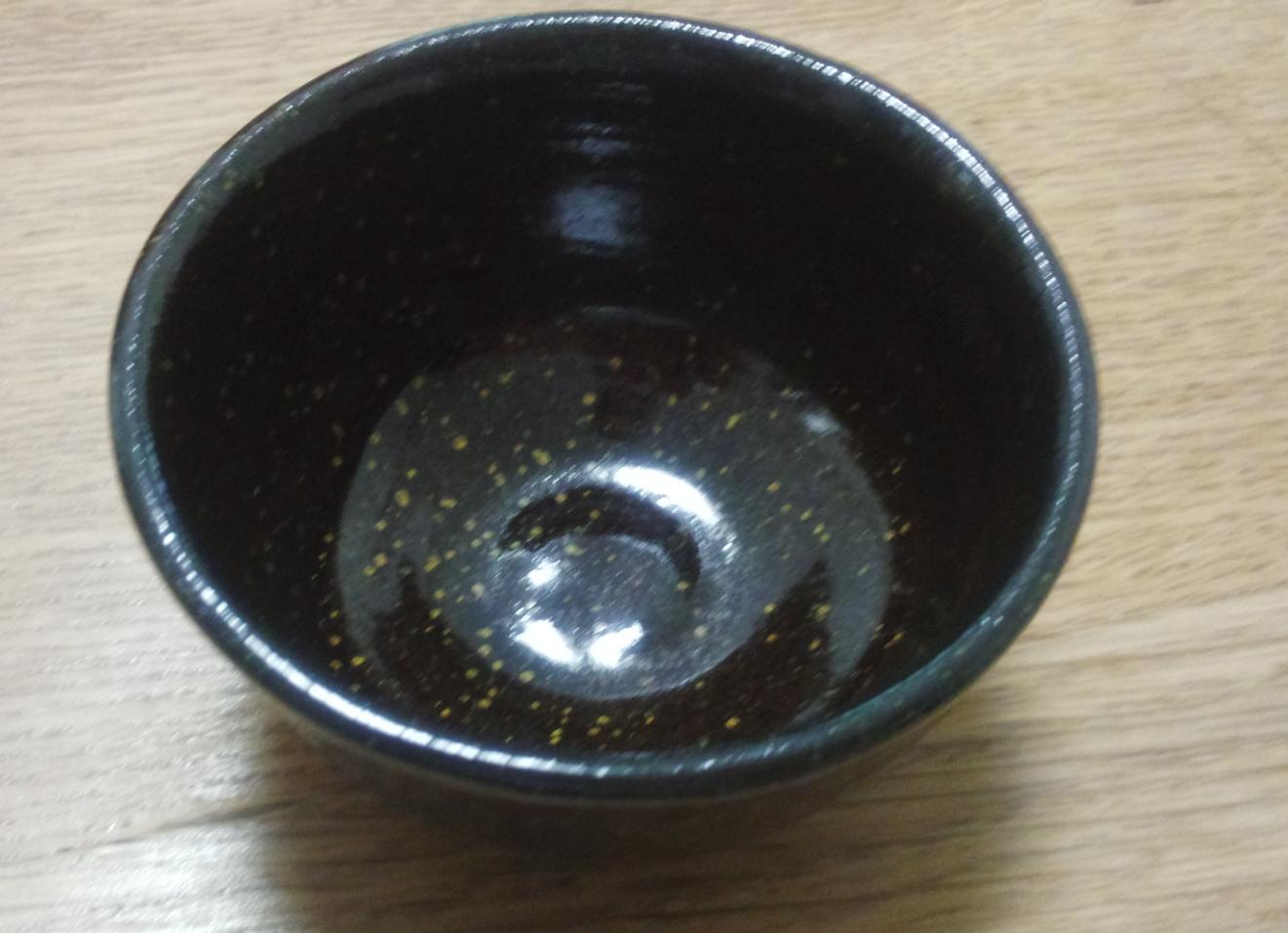 黒色の釉薬仕上げの浅いボウル 酒盅 ぐい呑