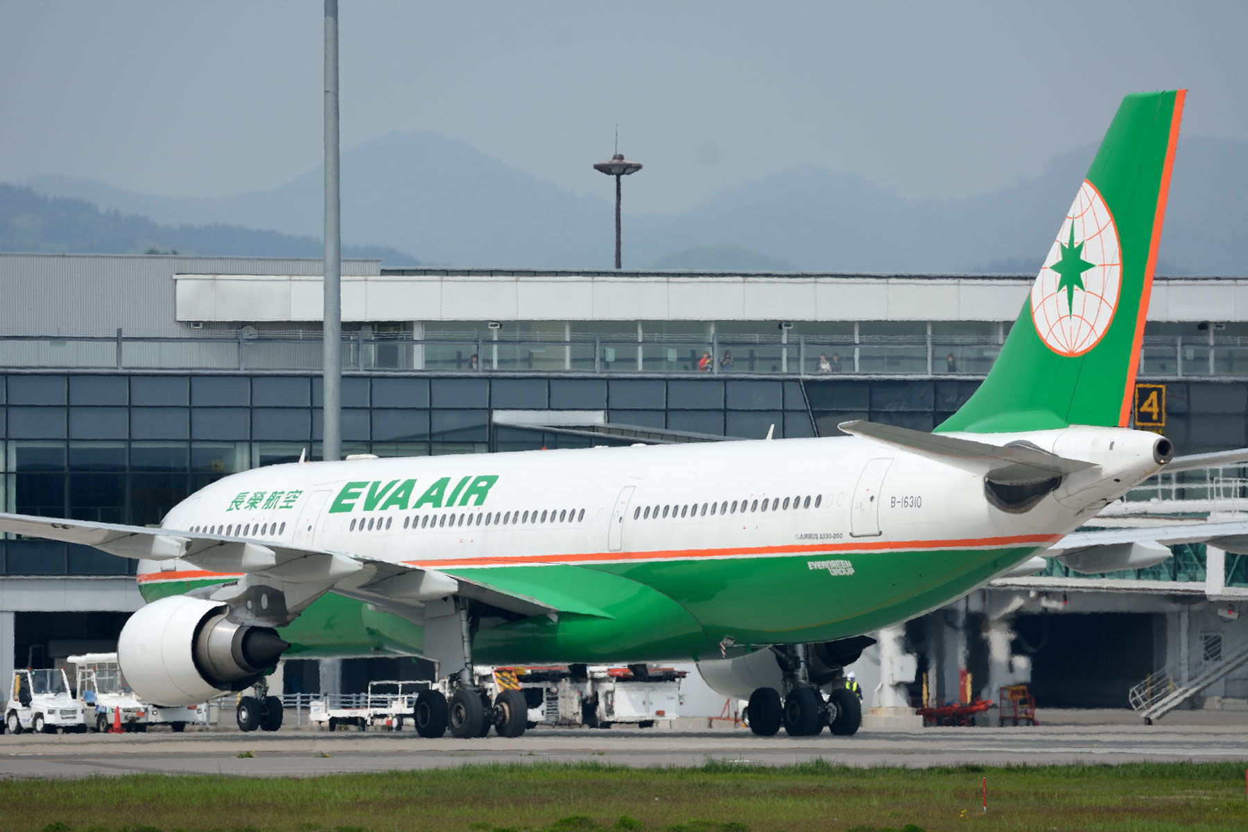 Airbus A330-200 / B-16310 : SKY LOUNGE GARDEN -transporter side-
