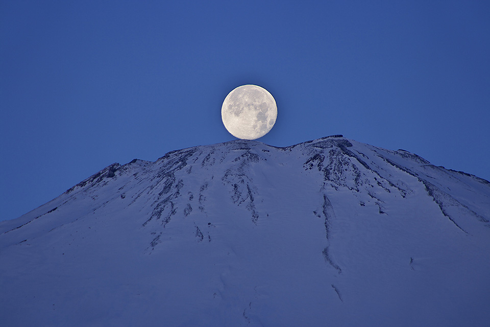 満月が富士山に落ちる時_b0010915_2156340.jpg