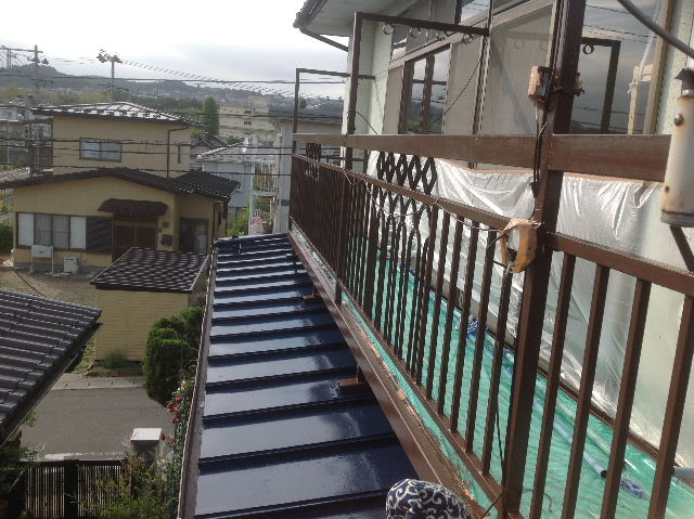 屋根とマンションと賃貸物件_f0031037_2242466.jpg
