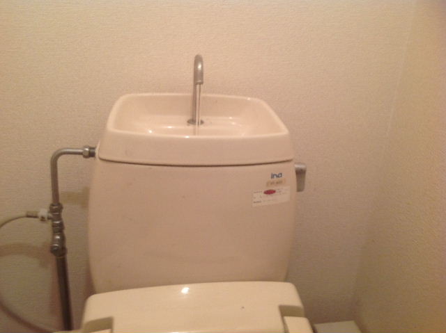 緊急工事・・・トイレ修理_f0031037_2284214.jpg