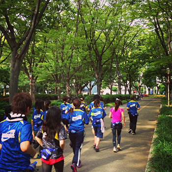 そんなわけで 僕は 靭 うつぼ 公園 を市橋有里さんとまた一緒に走ってきた 日曜アーティストの工房