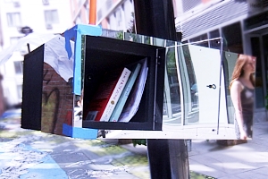 NYの街角に小さな無料図書館が登場中 Little Free Library / NYC_b0007805_13521026.jpg