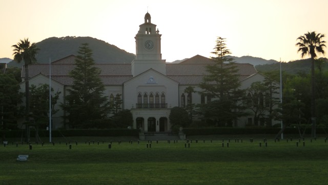 関西学院大学新月池の可愛いカルガモ、関西学院大学の美しい庭、橋下代表教育環境を関西学院大学で学べ_d0181492_9223713.jpg