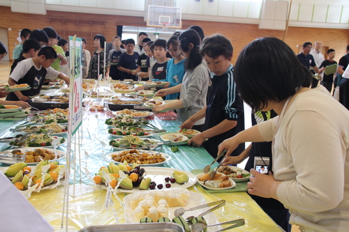 十和田市産の食材を活用した給食に舌鼓～南小学校でバイキング給食～_f0237658_1364851.jpg