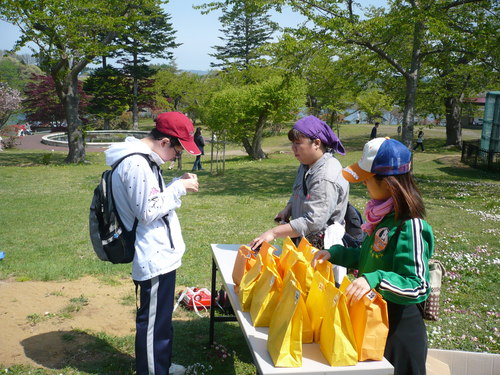 奉仕活動・お花見会の様子_f0204059_12473623.jpg