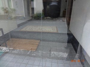 投票所の段差で投票断念…!_d0050503_893340.jpg