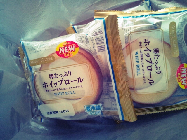 動物と負傷とMOCOS7月号とロールケーキと棚完成と土曜日は午後から_c0246783_21382757.jpg