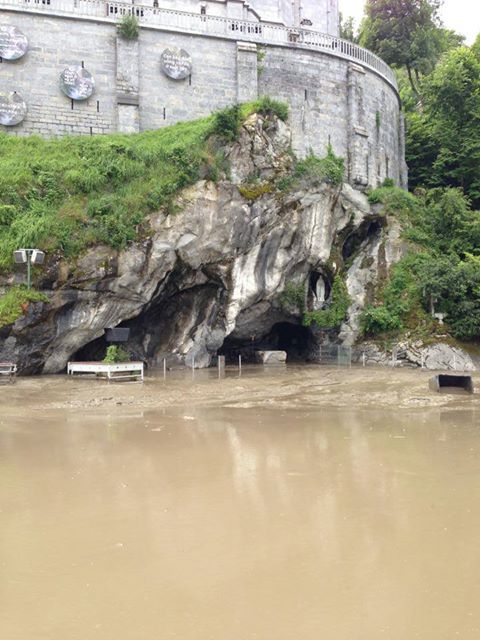 The Water Drop of Lourdes。。。.☆*:.｡.☆*†_a0053662_2204428.jpg