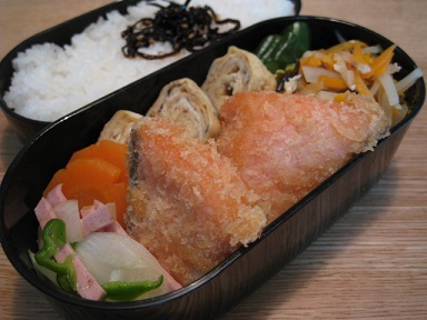 鮭フライ弁当_f0005043_1472872.jpg