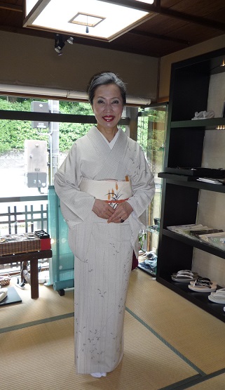 加藤ますえさん・紗の道中着に季節の装い。_f0181251_0392319.jpg