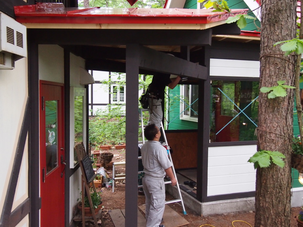 雨の季節が来る前に・・「玄関前の屋根」が完成しました。_f0276498_22265517.jpg