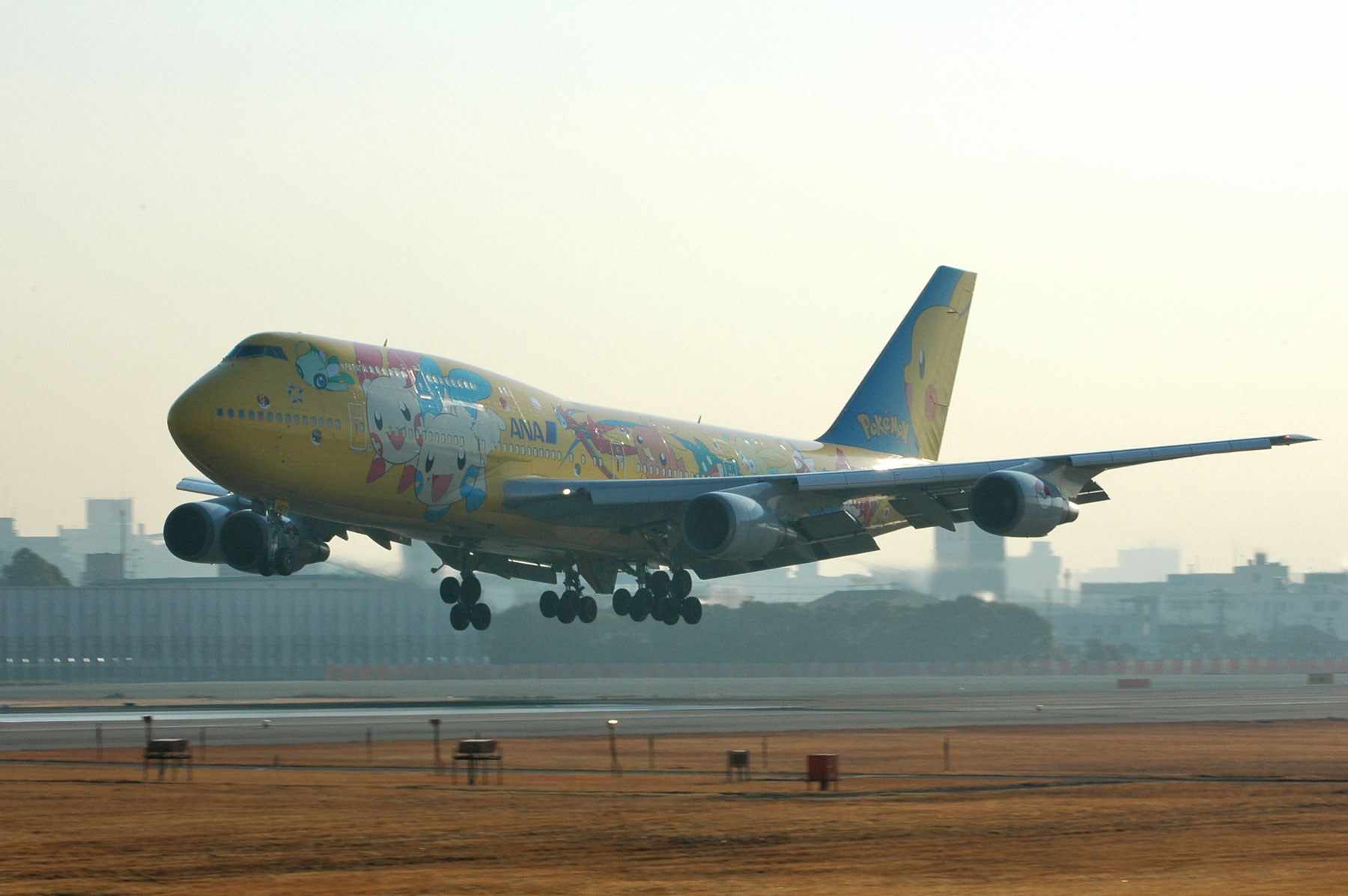 BOEING 747-400D / JA8957 - ピカチュウジャンボ - : SKY LOUNGE