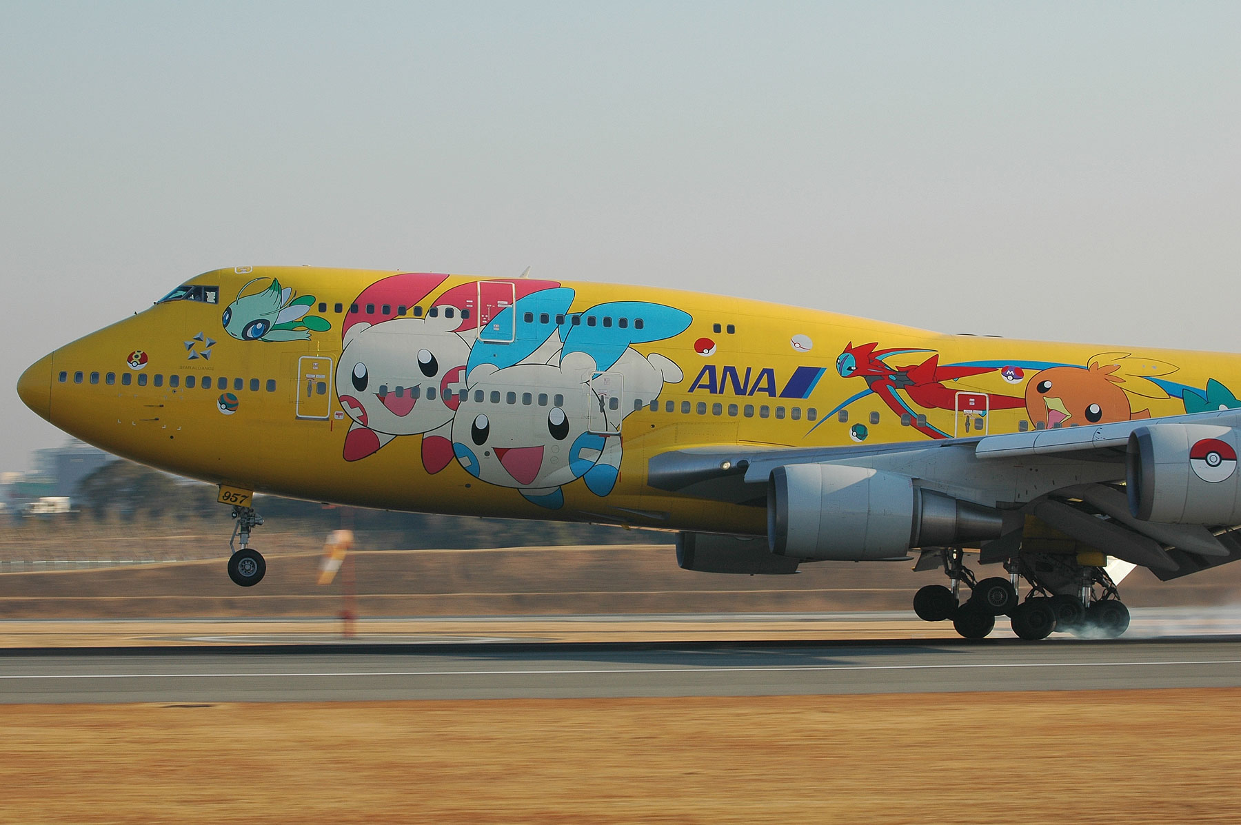 BOEING 747-400D / JA8957 - ピカチュウジャンボ - : SKY LOUNGE