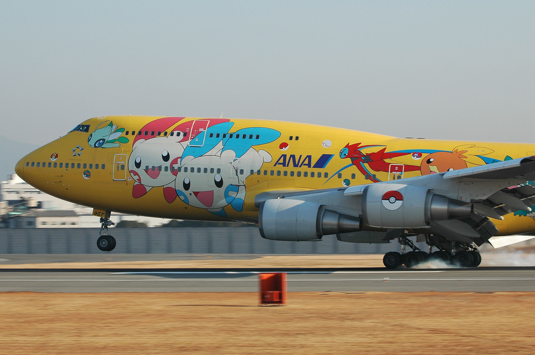 BOEING 747-400D / JA8957 - ピカチュウジャンボ - : SKY LOUNGE