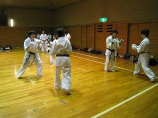 土曜日空手 気合を入れて稽古です!_c0118332_063382.jpg