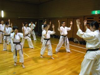 土曜日空手 気合を入れて稽古です!_c0118332_065990.jpg