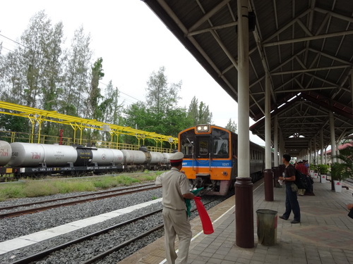 タイ国鉄　コンケン駅_a0002177_2023785.jpg