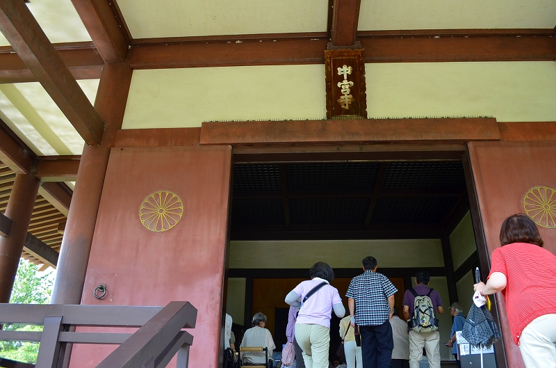 昔は『中宮寺』の弥勒菩薩が有名だったが・・・_e0237645_1718912.jpg