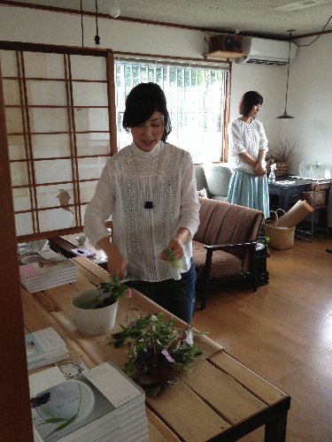 平井かずみサン 草花をしつらう ワークショップ 終了致しました_a0251920_14464393.gif