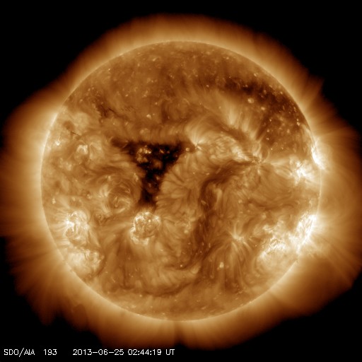 最近の太陽も面白い三角形のコロナホール登場！：いったい太陽は何なのか？_e0171614_8195646.jpg