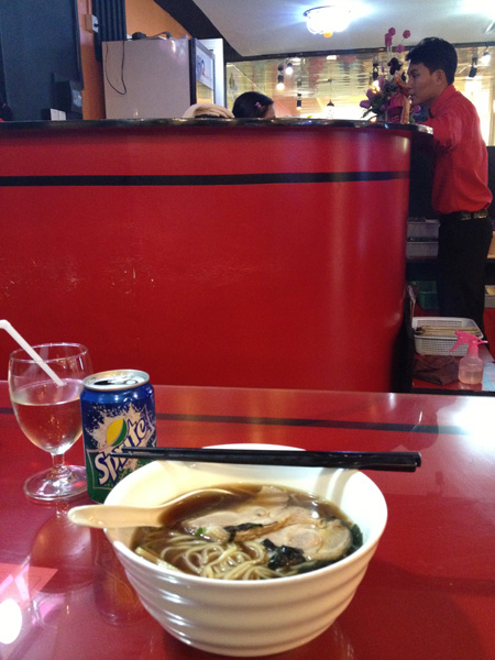 夜、ラーメンをすする_c0098222_2253426.jpg
