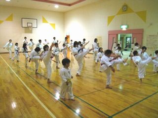 新発寒道場 女子空手家がいっぱいです!_c0118332_23503151.jpg