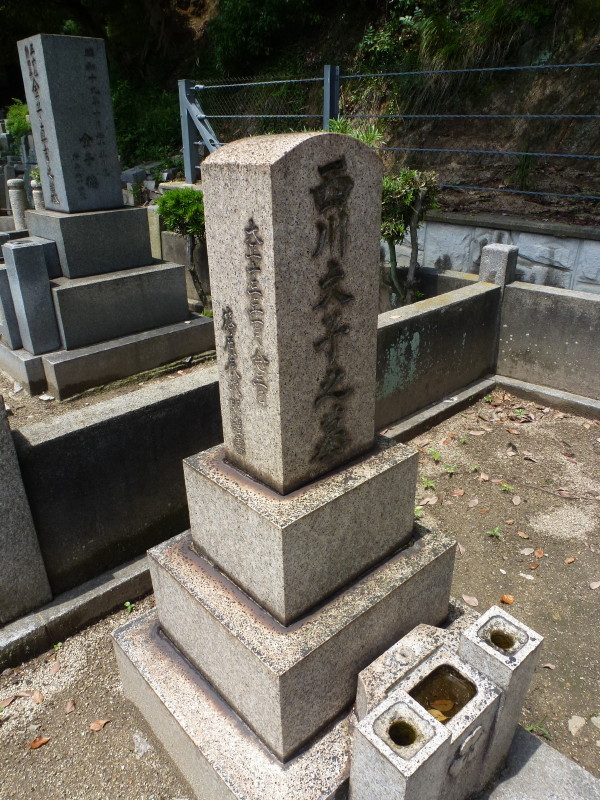 鈴木商店所縁の人達のお墓 in 追谷墓地 on 2013-6-24_b0118987_6105299.jpg