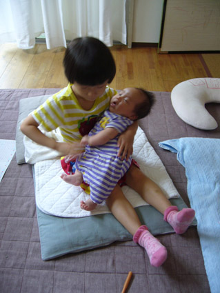 姉の抱っこ。_e0035344_2202215.jpg