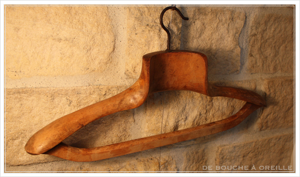 cintre ancien en bois 古い木製のハンガー_d0184921_14102958.jpg