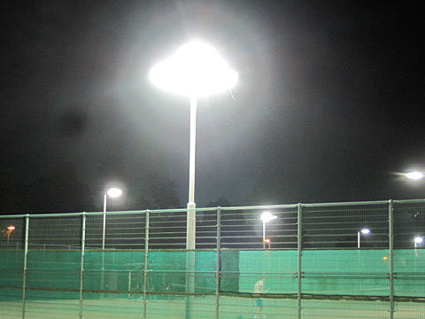 厳しいナイターテニス_a0151444_1014633.jpg