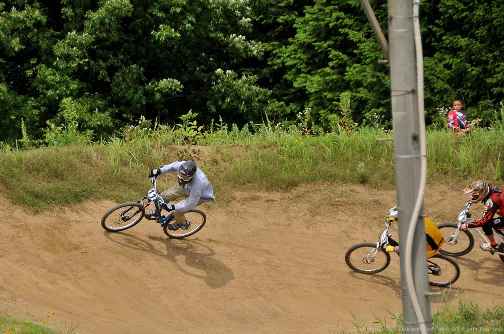 ２０１３JOSF 緑山６月定期戦VOL4：MTBノービス３０オーバー決勝　動画あり_b0065730_1934426.jpg