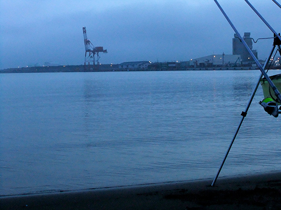 ２０１３ ７ ２ 石狩湾新港のシャコ釣り ３ １０ ７ ００ たどり着いたら いつもチカ釣り