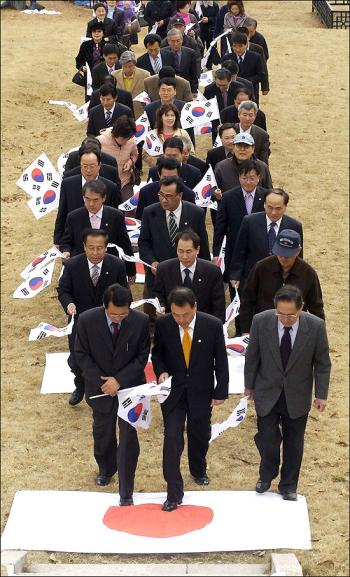 韓国は良いが日本だけダメ?ヘイトデモ_f0091252_0255870.jpg