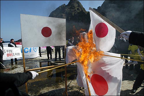 韓国は良いが日本だけダメ?ヘイトデモ_f0091252_0263929.jpg