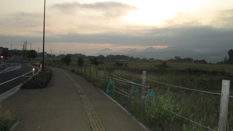 今朝の散歩…太陽の昇る前から日が差してくるくらいまで。_d0159273_6242738.jpg