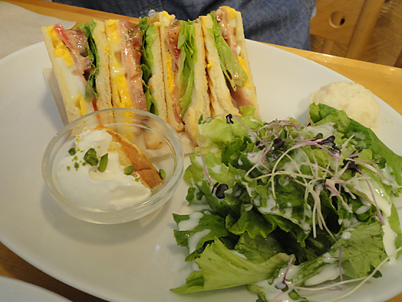 CAFE FREDYでランチ_e0230011_1951435.jpg