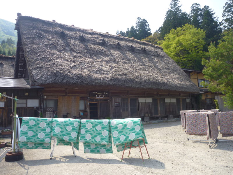 白く染まった山々に囲まれた日本の原風景・白川郷-初ロード旅・鈴鹿を目指して⑨_e0138081_5111164.jpg