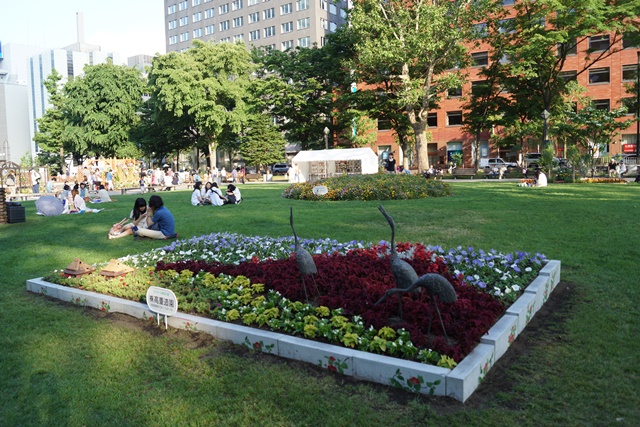 ⑥札幌大通公園の花、参議院選挙頑張れ維新の会、安倍総理自民党と維新の会の連合を、安倍総理に超・期待_d0181492_0282743.jpg