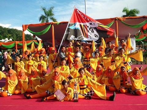 インドネシアの第１１回 スラバヤよさこい祭り優勝・国立スラバヤ大学のドヤドヤ・チーム（その２）_a0054926_154353.jpg