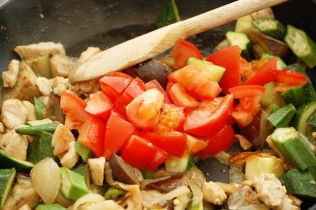 夏野菜と鶏胸肉のカレーチーズ炒め_d0104926_1455286.jpg
