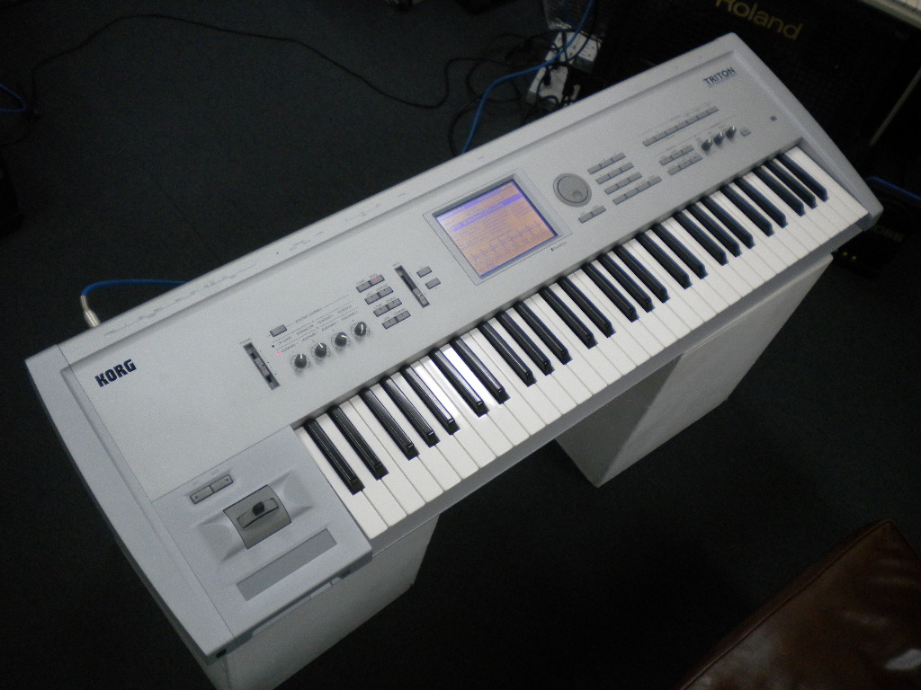 希少動作良好です!!KORG名機「TRITON STUDIO V2」(61鍵盤 希少動作良好です!!KORG名機「TRITON STUDIO V2」(61鍵盤