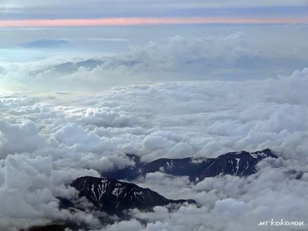 雲海からチラッと何山？_d0140680_6562522.jpg